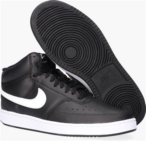 hoge nike sneakers met zwarte nopjes op de neus|nike hoge sneakers.